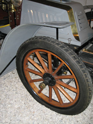 Roue de la voiture Berliet datant de 1900 (JPG)