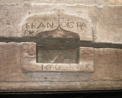 Linteau de bois gravé, datant de 1668 (JPG)