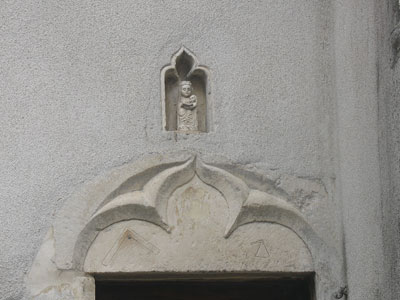 Linteau de porte en pierre gravée, surmonté d'une statue de Sainte Anne (JPG)