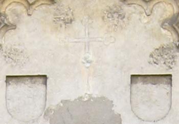 Croix pattée entre les blasons d'Henri de Thierstein et Marguerite de Neufchâtel détériorés pendant la révolution (JPG)