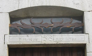 Rue de la Libération, inscription sur le linteau de porte datant de 1790 (JPG)