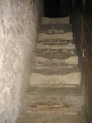 Marches usées de l'escalier en pierre (JPG)