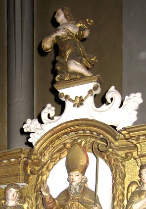 Piédouche portant une statuette d'ange adorateur (JPG)